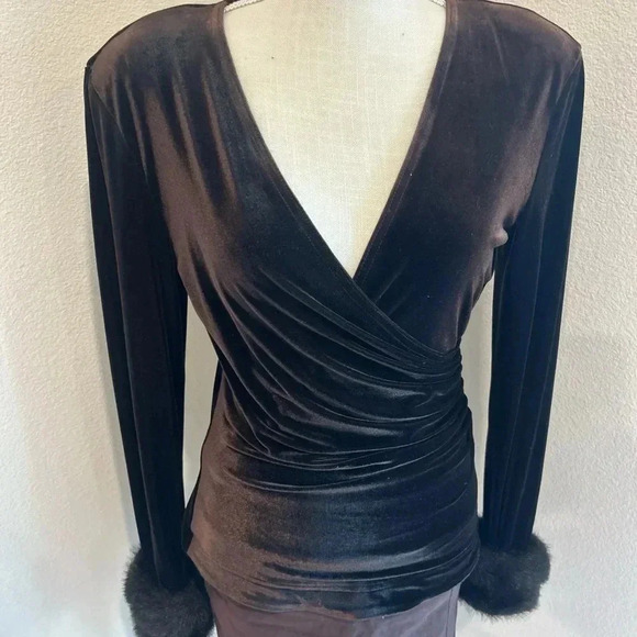 Cache brown velvet long sleeve top with faux fur cuffs. - Picture 3 of 7